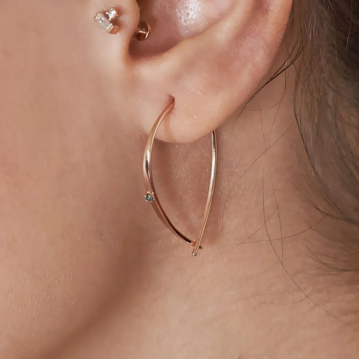 Pendientes de oro con chispa azul