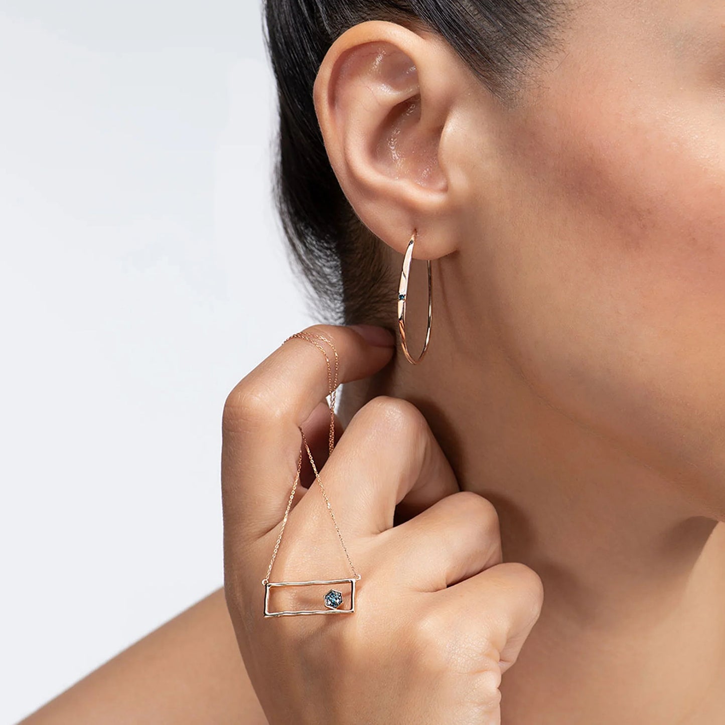 Pendientes de oro con chispa azul
