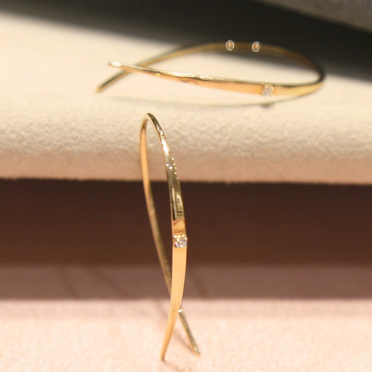 Pendientes de oro con chispa blanca