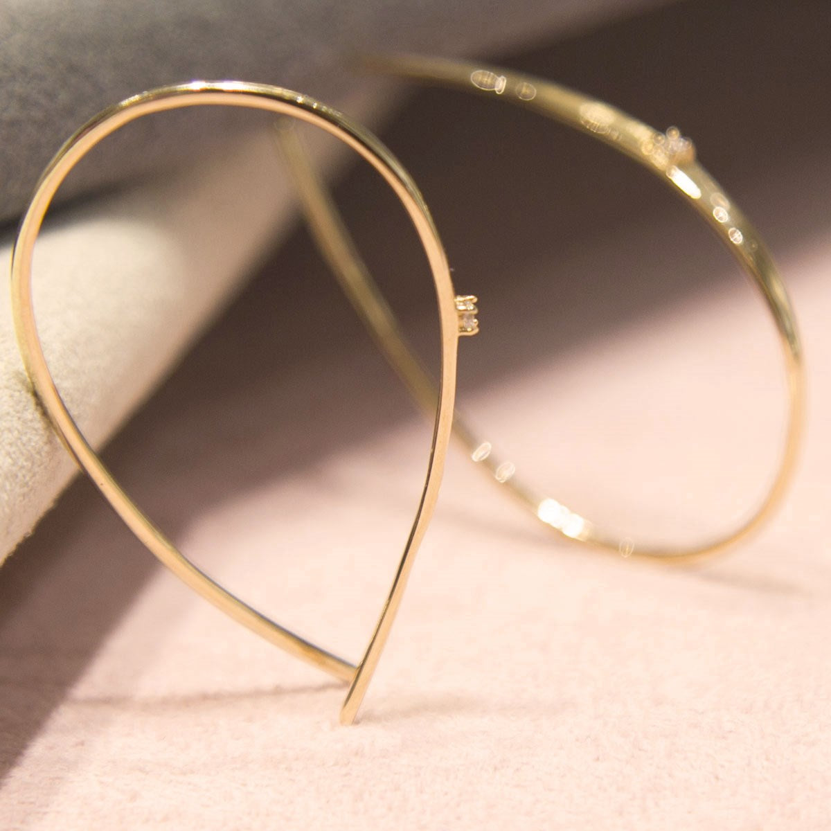 Pendientes de oro con chispa blanca