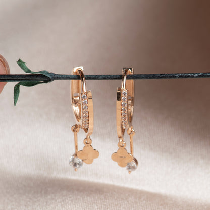 Pendientes colgantes de trébol dorado