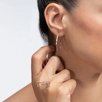 Pendientes de oro con chispa azul