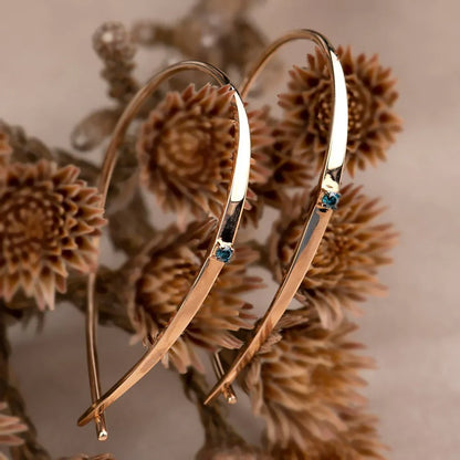 Pendientes de oro con chispa azul