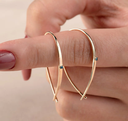 Pendientes de oro con chispa azul