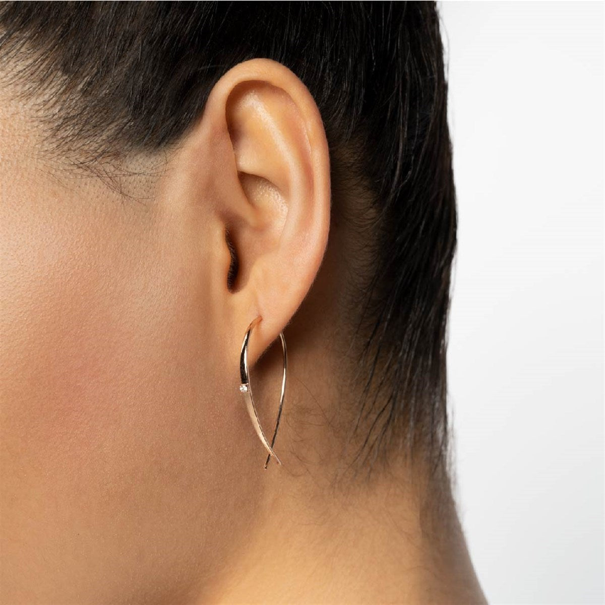 Pendientes de oro con chispa blanca